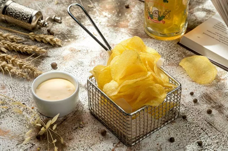 Домашние картофельные чипсы с соусом