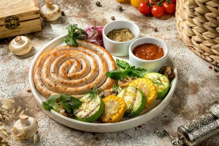 Домашняя колбаса из говядины и свинины с печеными овощами и фирменным томатным соусом