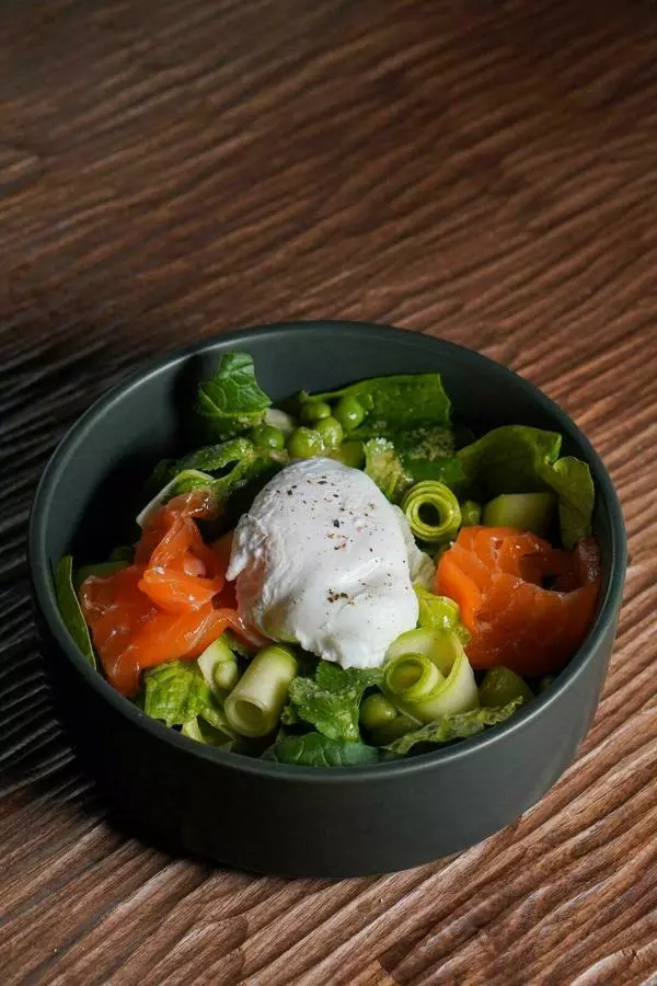 Зеленый салат с лососем и яйцом пашот