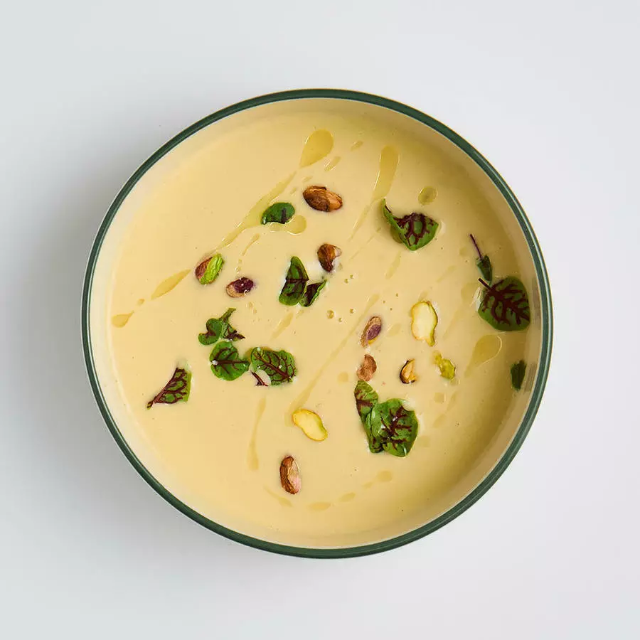 Суп из цветной капусты с кокосовым молоком и фисташкой