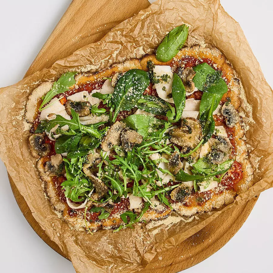 Пицца на основе муки  из зелёной гречки  с индейкой, грибами  слабой соли  на томатном соусе