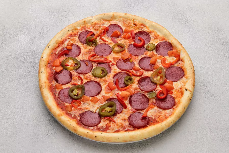 Пицца с салями и халапеньо M