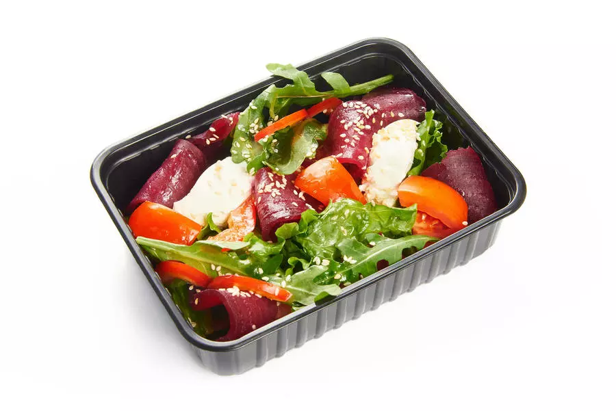 Салат из свежих овощей с печёной свеклой