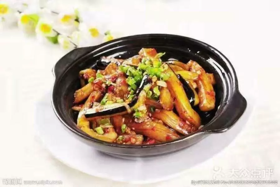 Баклажаны в горшочке в соево-чесночном соусе 鱼香茄子煲