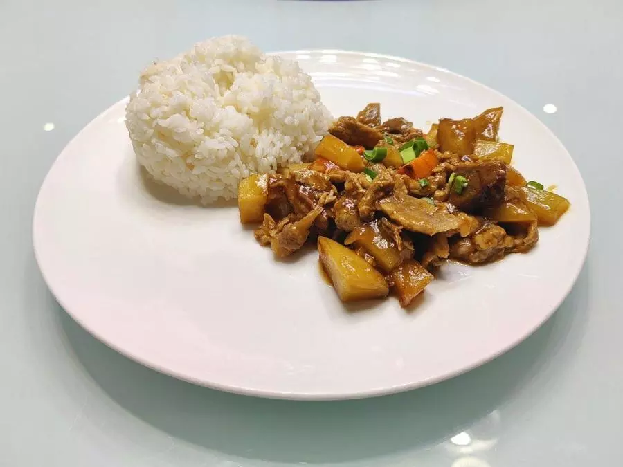 Жареный картофель с говядиной 牛肉烧土豆
