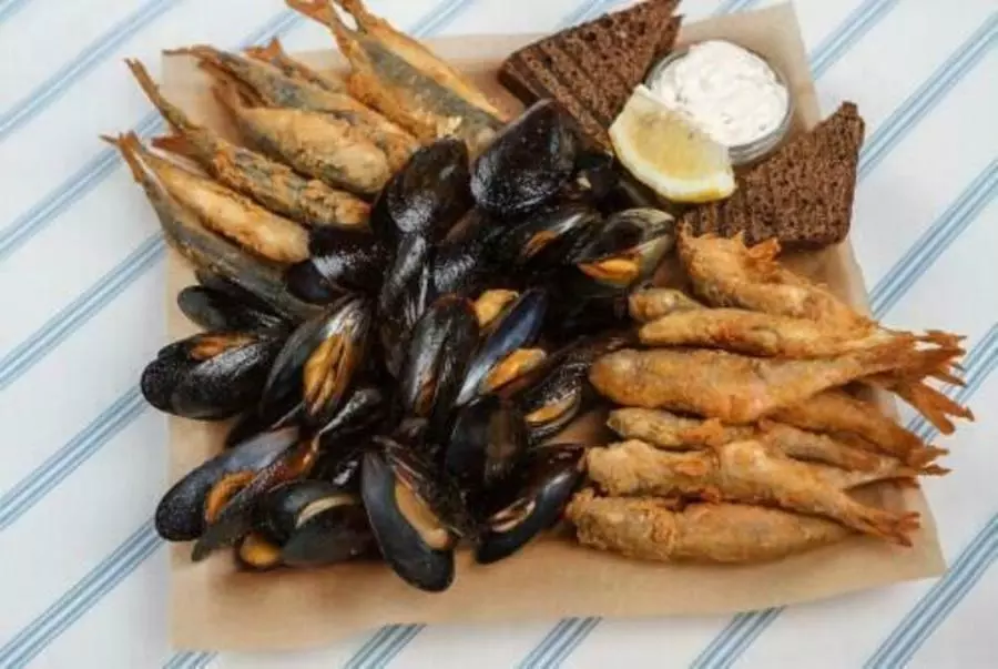 Рыбное ассорти: жареные ставридка, тюлька и мидии с соусом тартар и хлеб