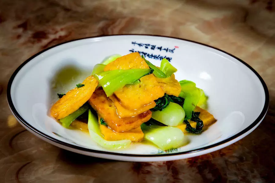 Тофу с салатом Бок Чой 油菜炕豆腐