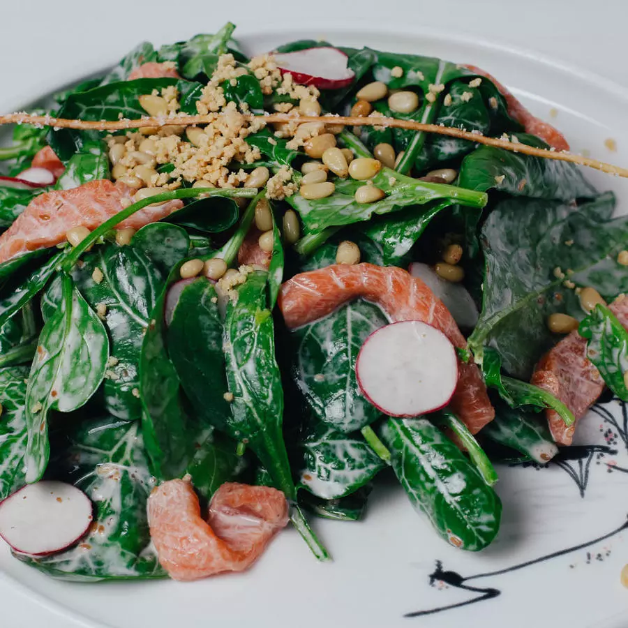 Салат со шпинатом и лососем 三文鱼菠菜松仁沙拉