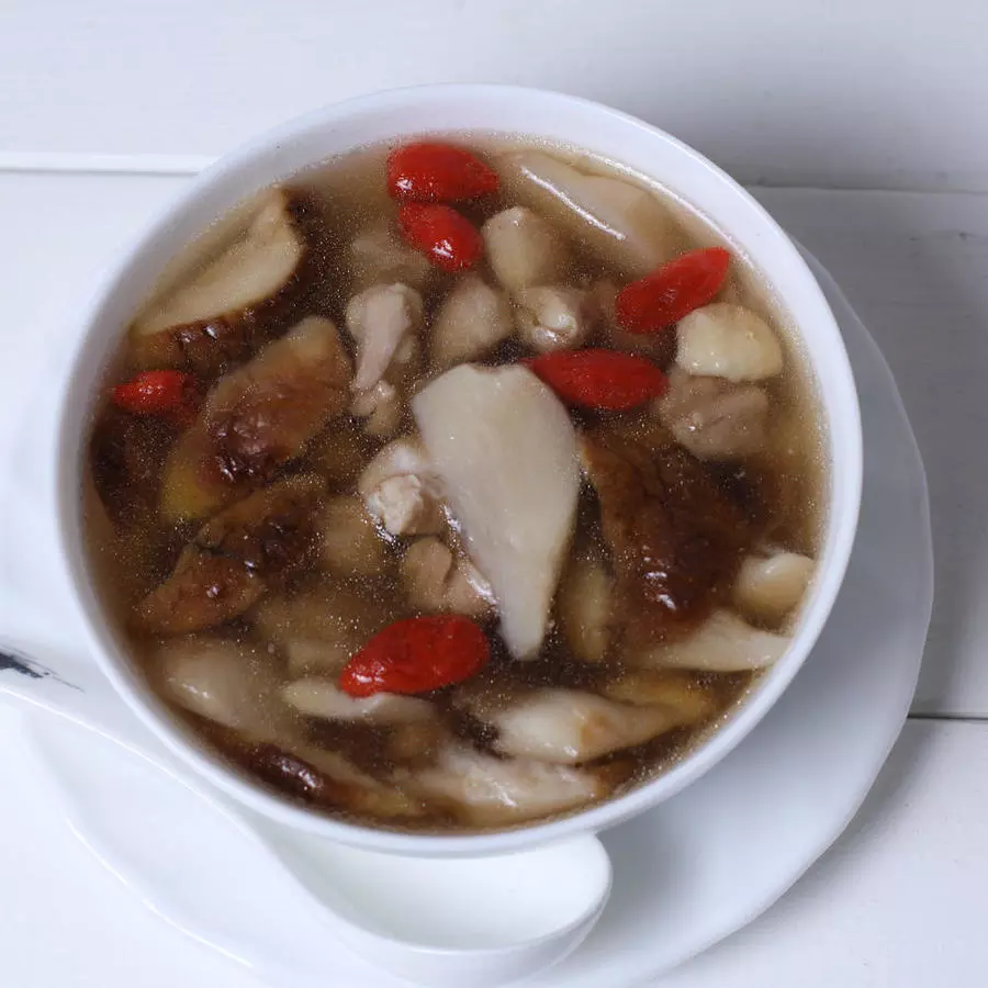 Суп с белыми грибами, курицей и ягодами годжи 养生枸杞野菌鸡汤