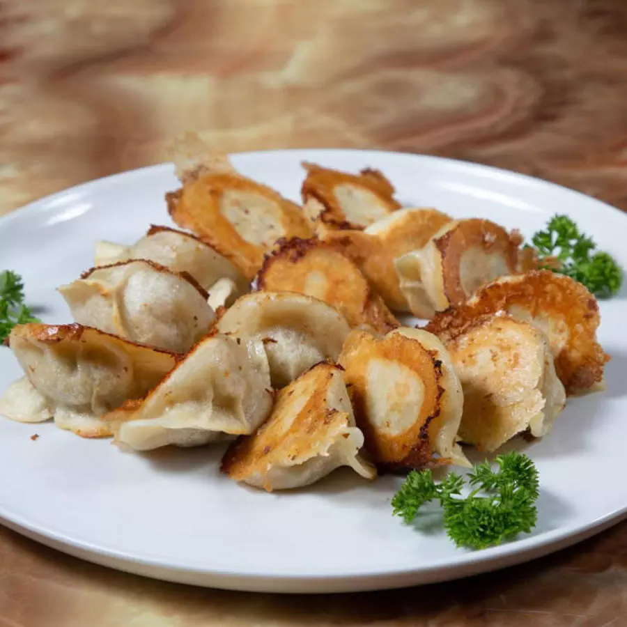 Жареные пельмени с говядиной и овощами  牛肉煎饺