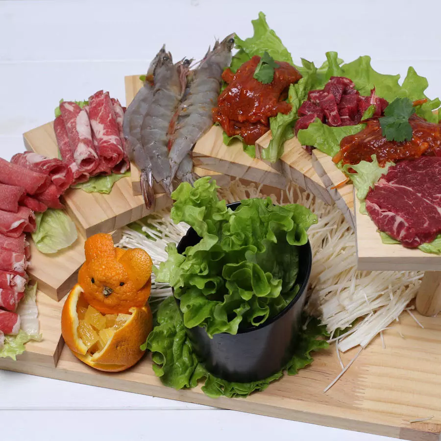 Ассорти на 2 персоны (мясо/морепродукты/овощи) 烤肉拼盘（步步高升)