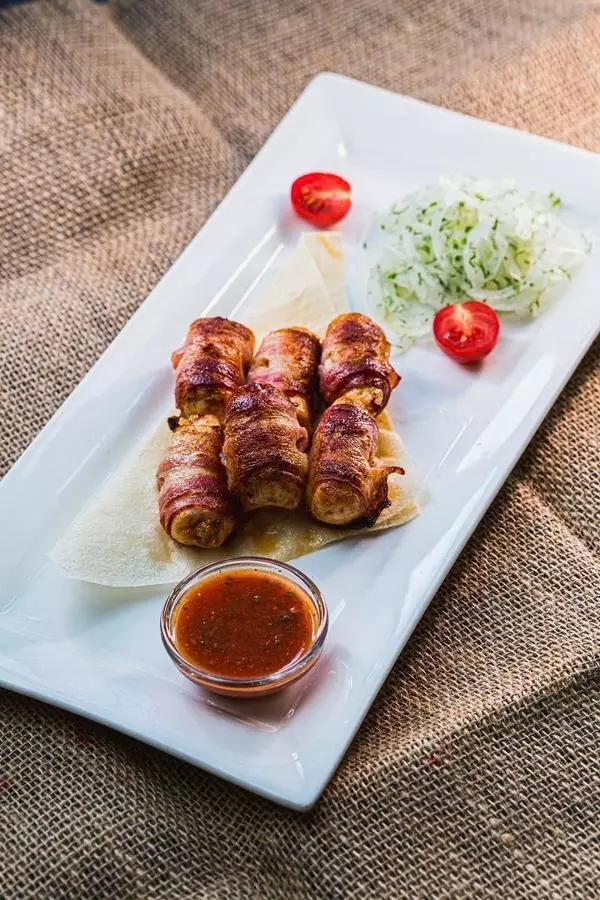 Шашлык из куриной грудки с беконом 