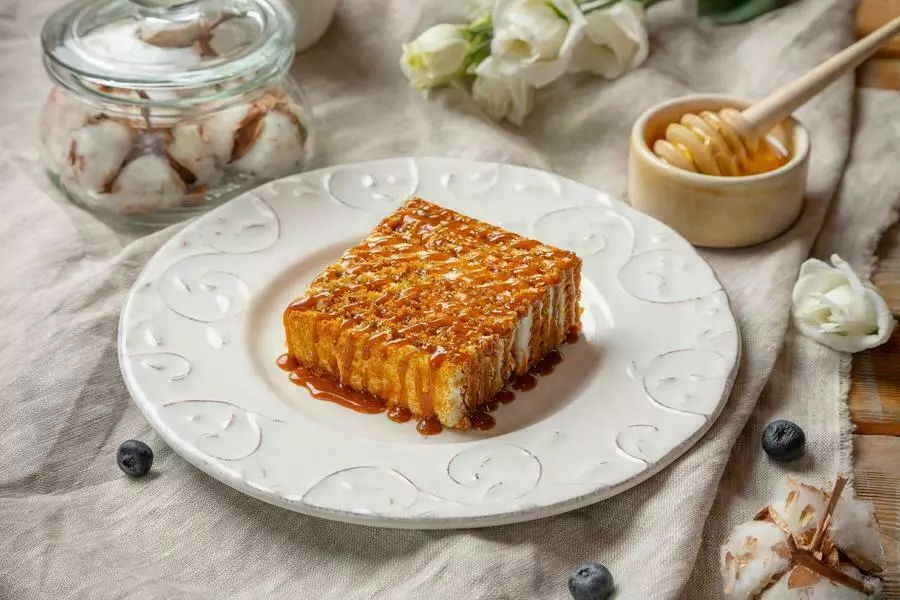 Медовый торт с карамельным соусом