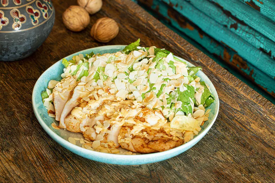 Тёплый салат с курицей и баже из миндаля