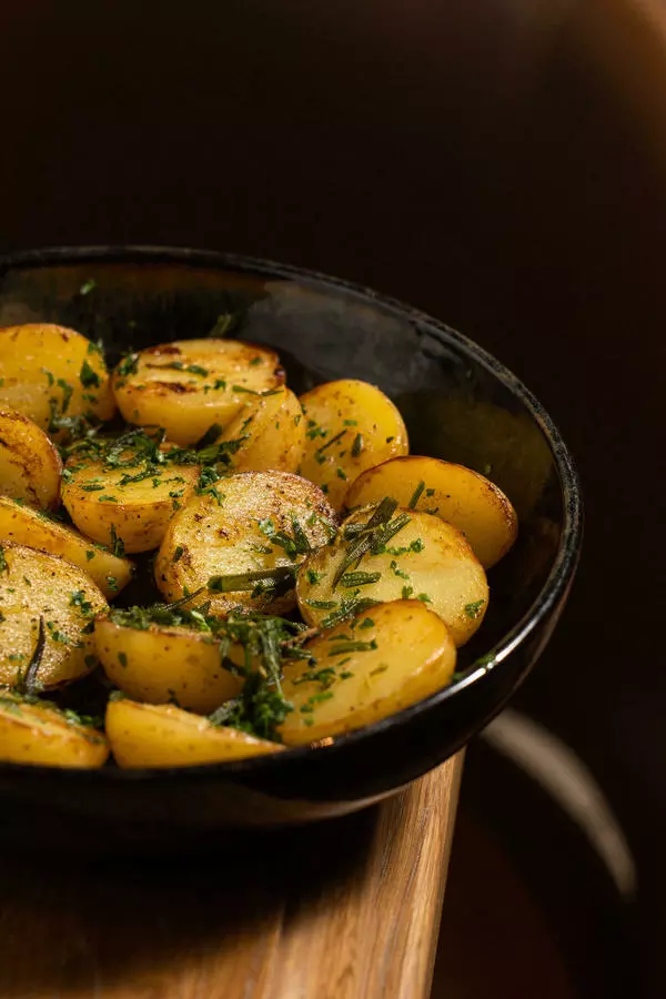 Обжаренный картофель с розмарином