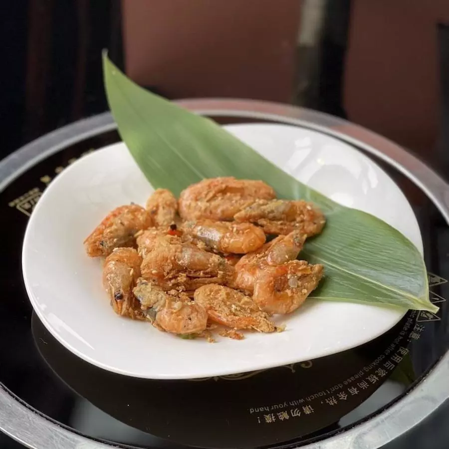 Хрустящие  креветки с чесноком 金牌蒜香虾 