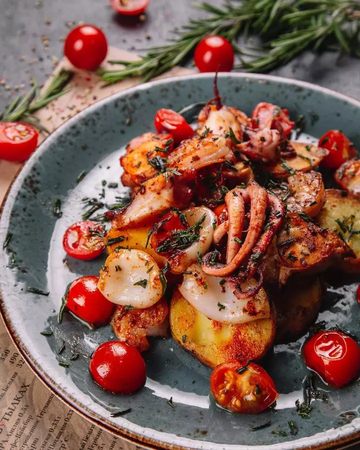 Жаренные морепродукты с картофелем чесноком и травами /