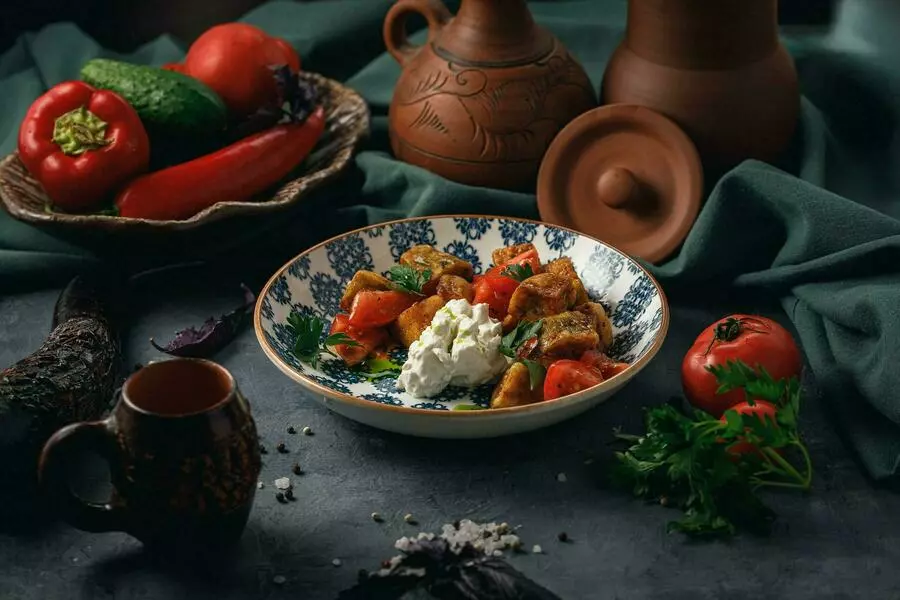 Теплый салат с хрустящими баклажанами и кремом фета