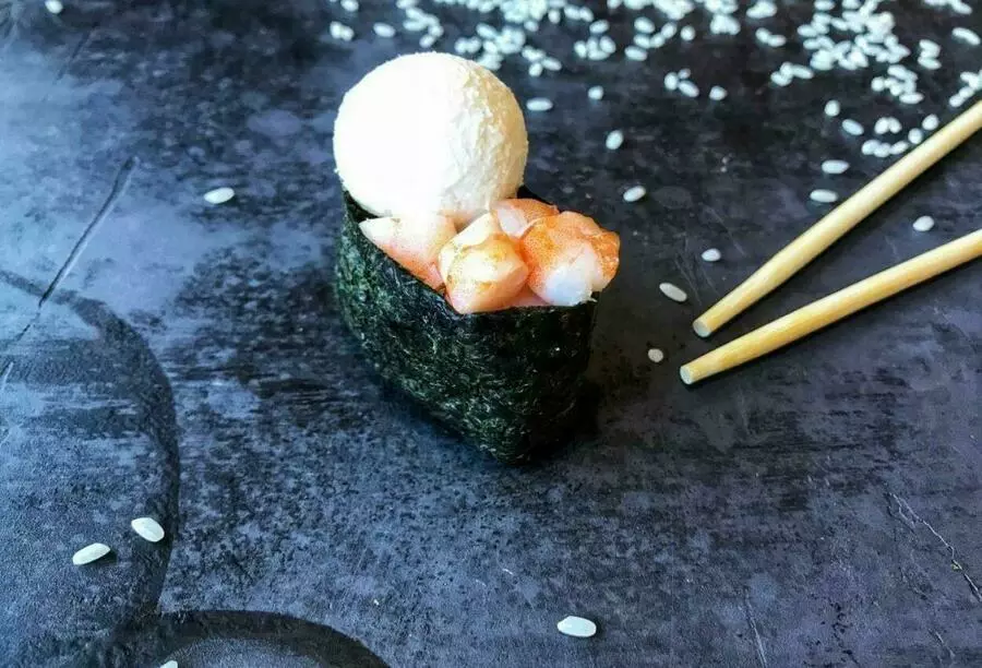 Сырный суши креветка