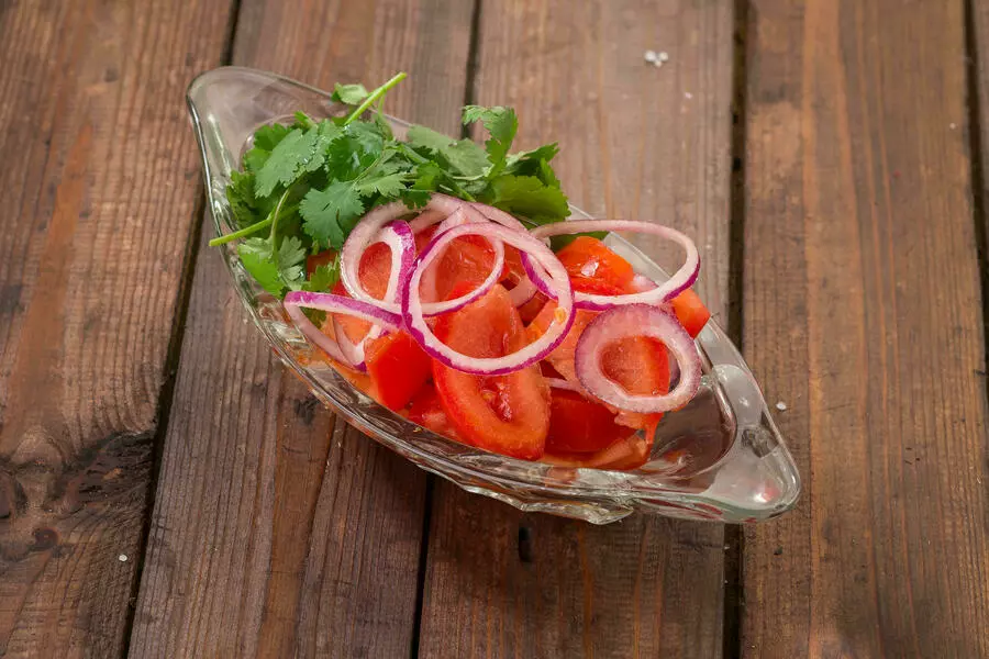Спелые томаты с луком и кинзой