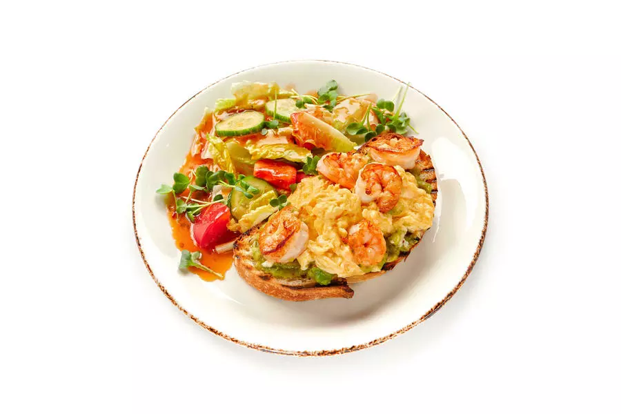 Картофельный тартин с креветками, с гуакомоле,скрэмблом и овощным салатом