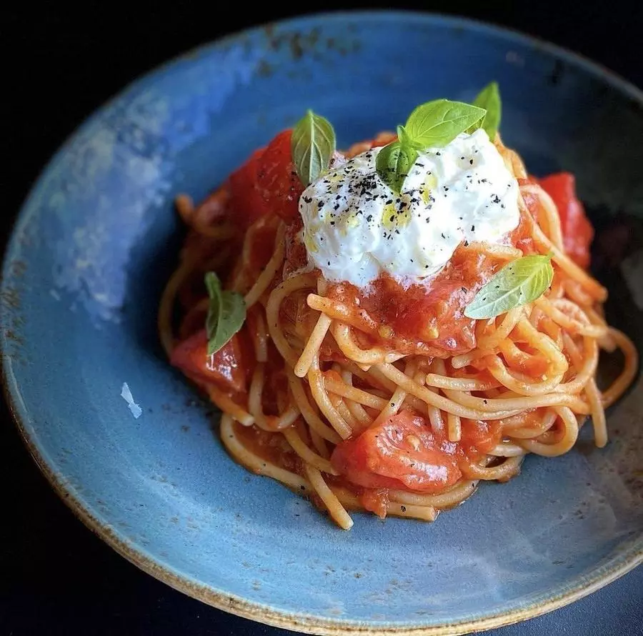 Спагетти с томатами и страчателлой 