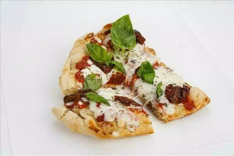 PIZZA Маргарита с вялеными томатами половинка