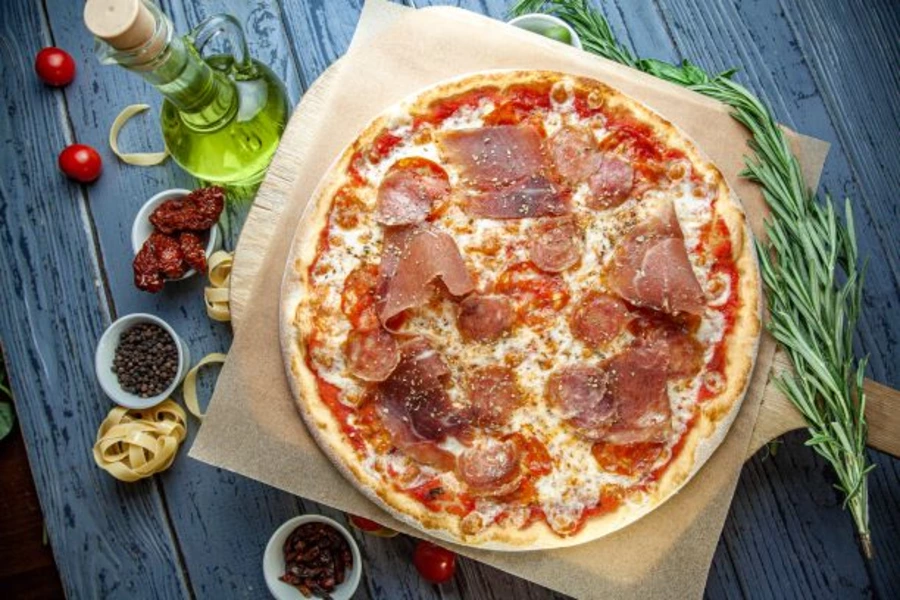 Пицца с мясными итальянскими деликатесами