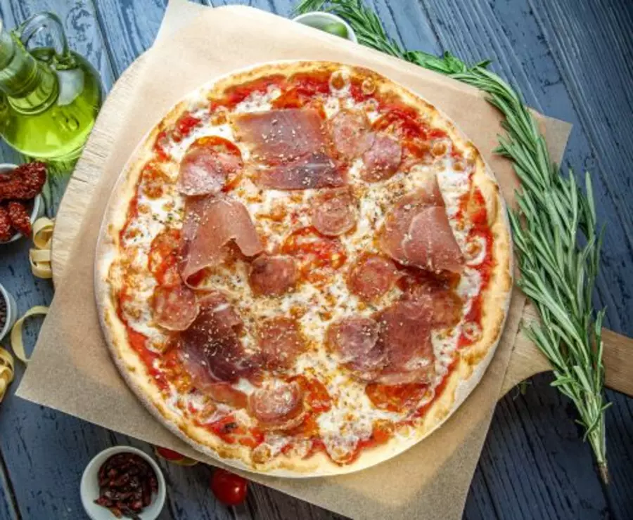 Пицца с мясными итальянскими деликатесами 