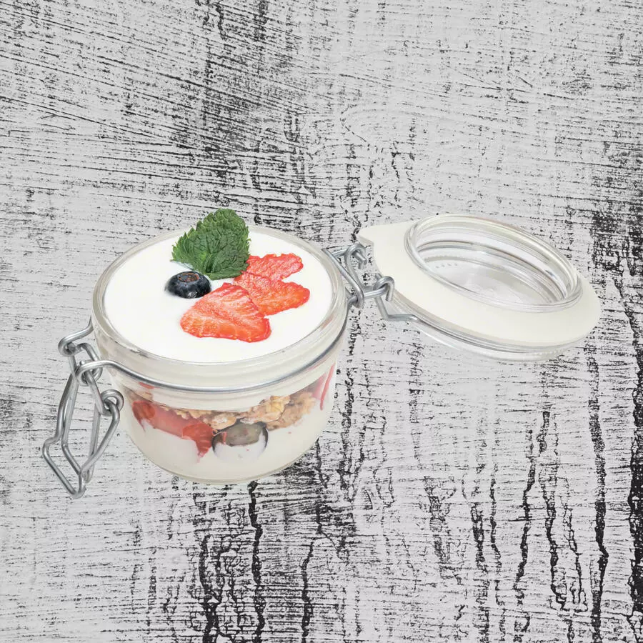 Гранола с греческим йогуртом и ягодами