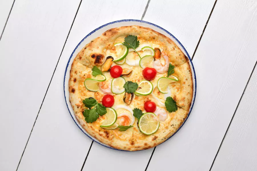 Пицца с морепродуктами и соусом том-ям