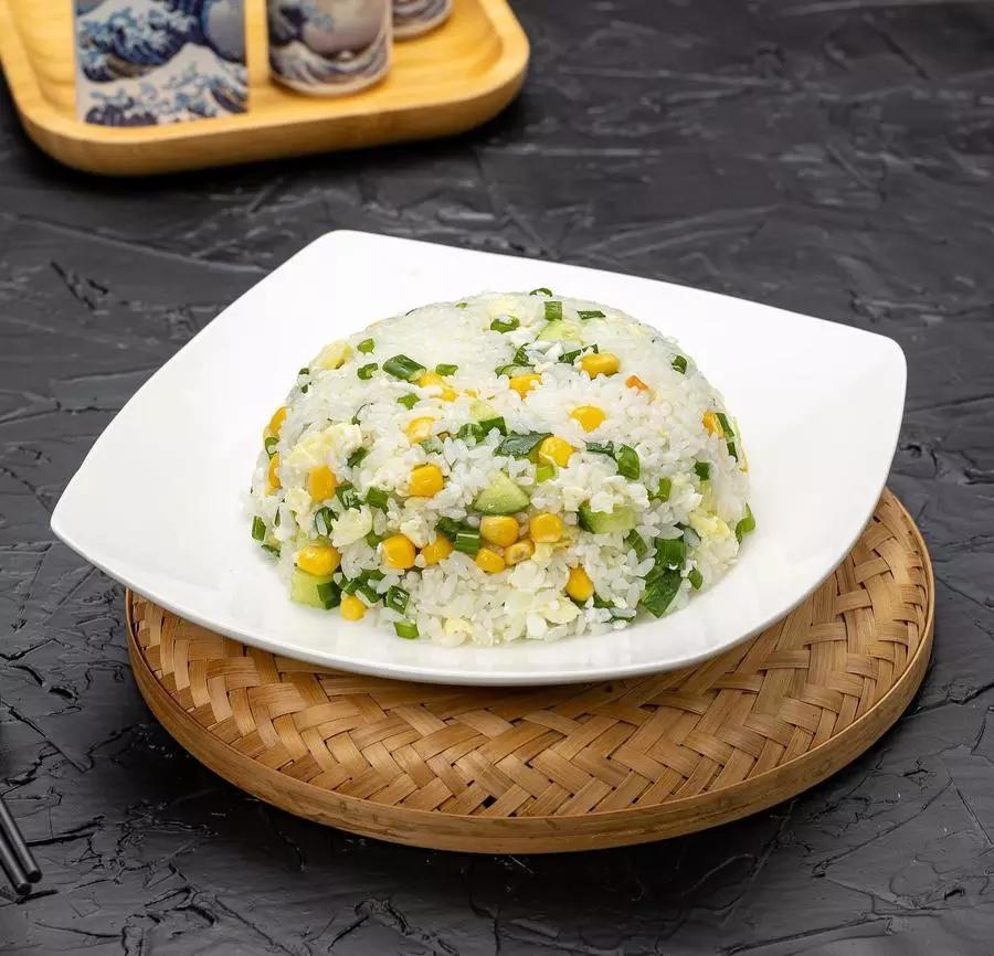 Рис с яйцом, кукурузой и огурцом