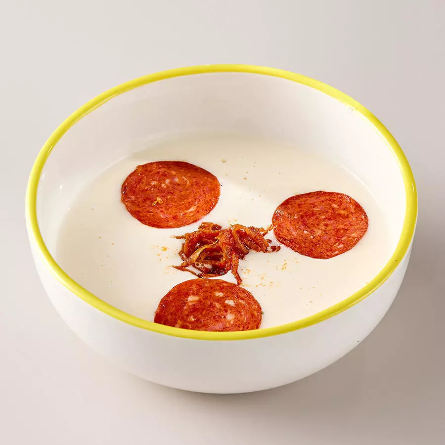 Сырный суп с пеперони и жареным луком