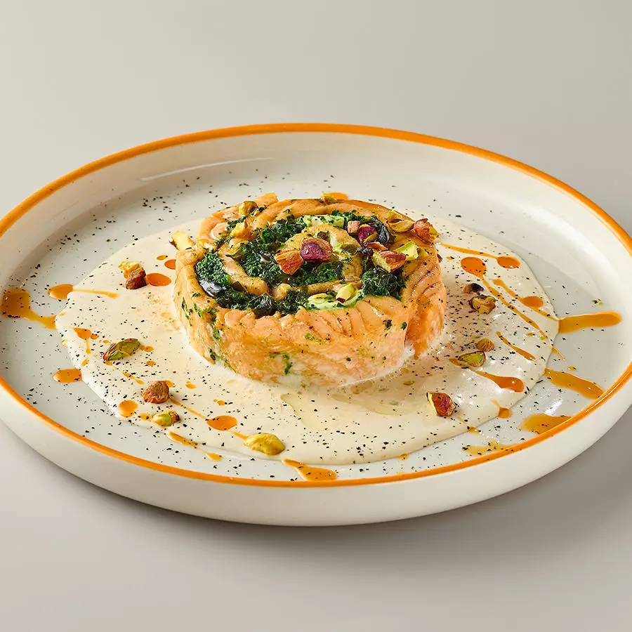 Филе лосося со шпинатом в  сливочном соусе и фисташкой