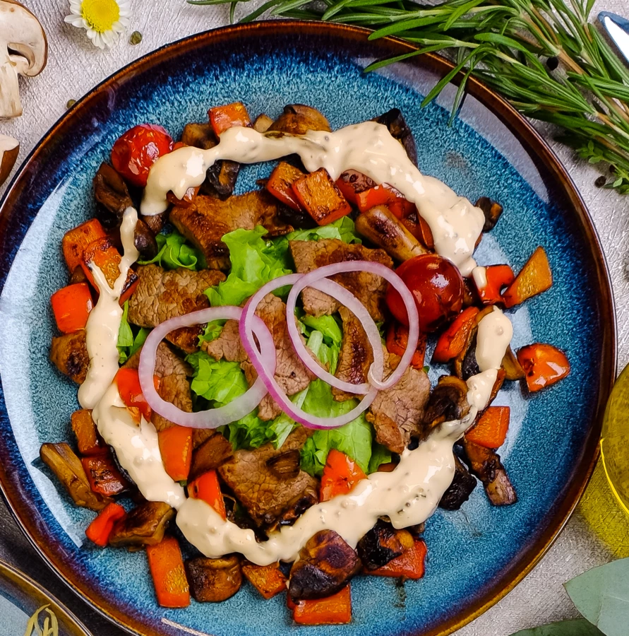 Тёплый салат с говядиной