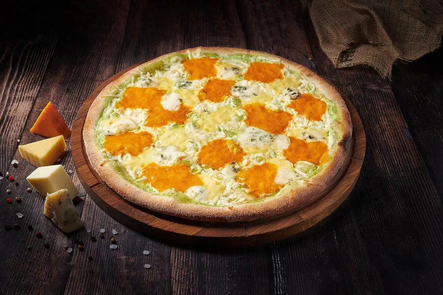 Пицца Четыре сыра с горгонзолой на тонком тесте большая