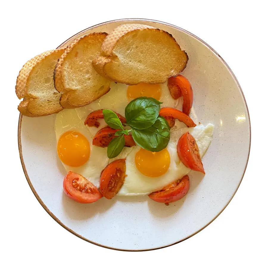 Яичница из трех яиц с помидорами и базиликом