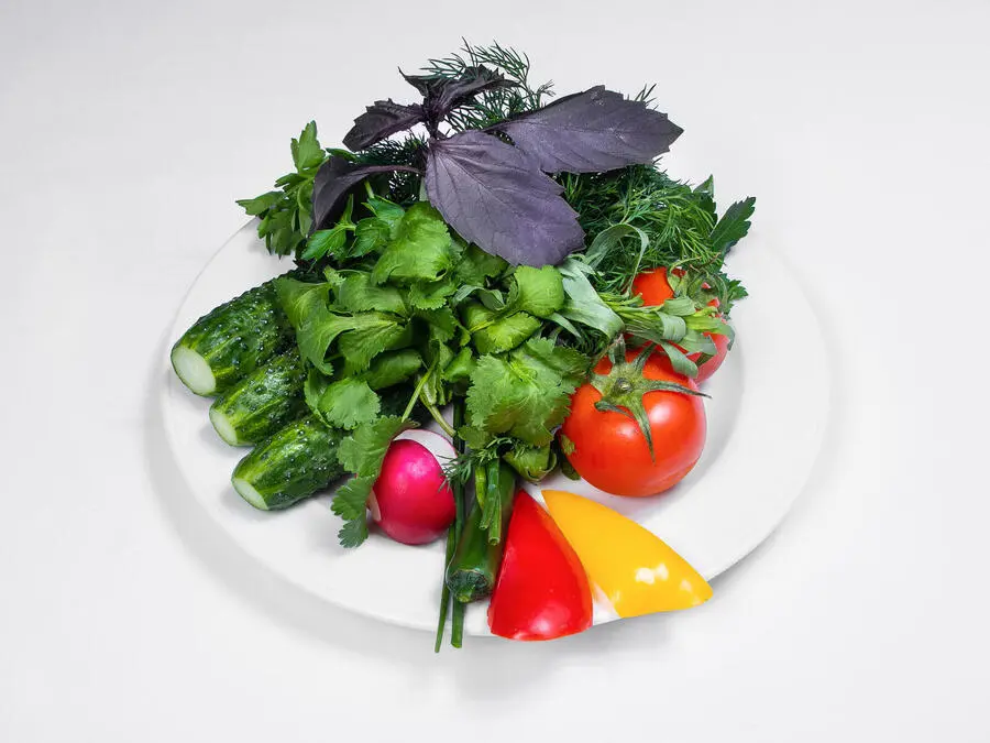 Свежие овощи и зелень