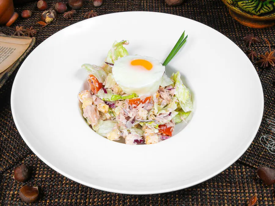 Салат с тунцом и яйцом пашот