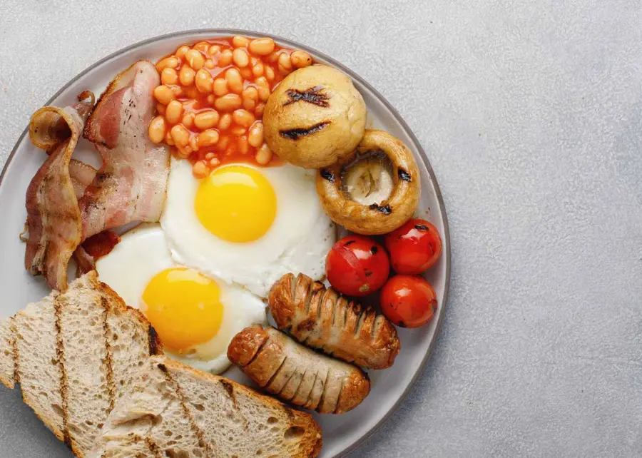 Английский завтрак (сет из 2-х жареных яиц, колбасок, фасоли, тостов, бекон