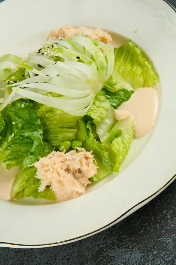 Зеленый салат с крабом и крем кешью