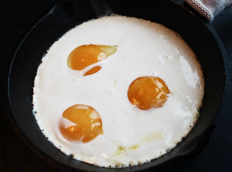 Яичница из трех яиц с мацони