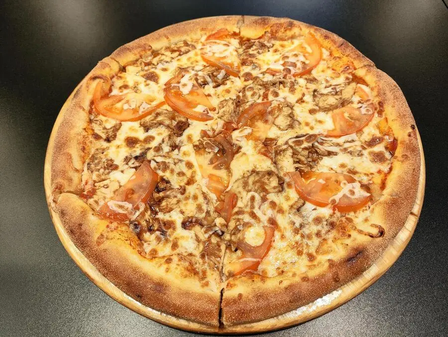 Пицца Барбекю курица с помидорами на тонком тесте большая