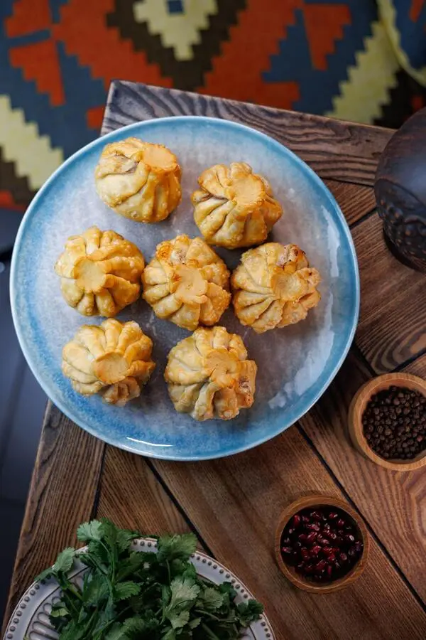 Жареные хинкали с мясом свинины и говядины (3 шт.)