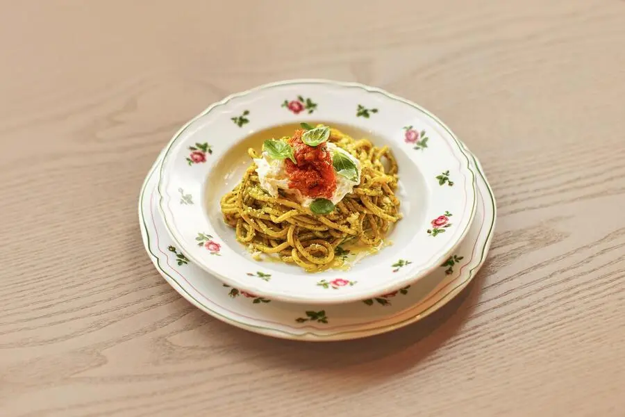 Спагетти с песто и страчателлой