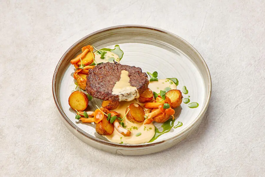 Бифштекс из вегетарианского мяса с жареным картофелем и грибами