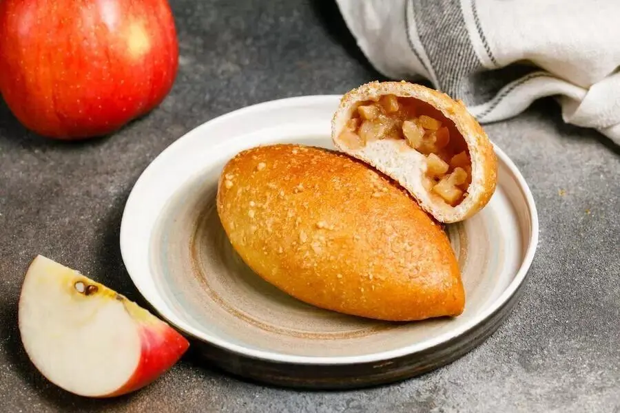 Пирожок с яблоком