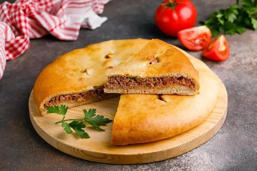 Осетинский пирог с мясом и вялеными томатами