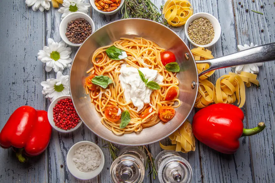 Спагетти с томатным соусом и страчателлой