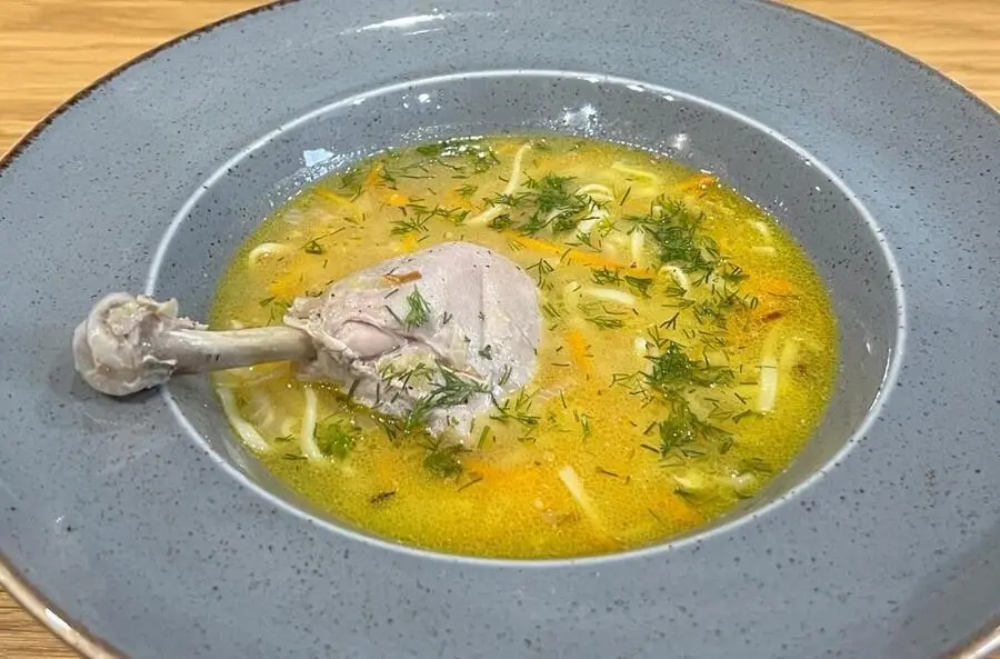 Суп-лапша с ножкой цыпленка  
